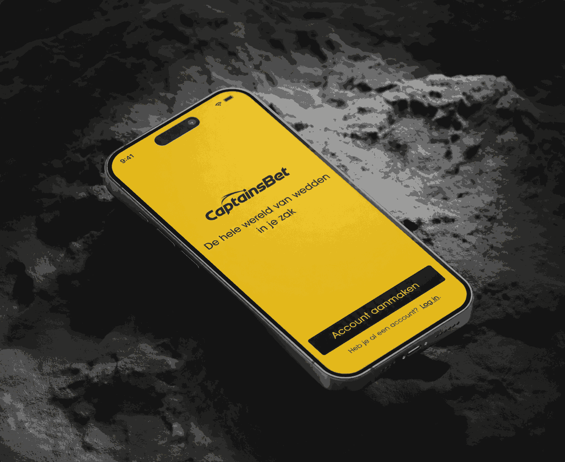 Smartphone met de CaptainsBet-app op een geel scherm en de slogan "De hele wereld van weddenschappen in je zak".